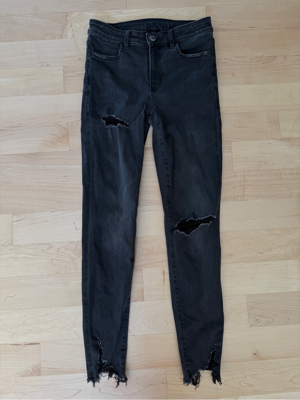 American Eagle Women's Black Distressed Skinny Jeans